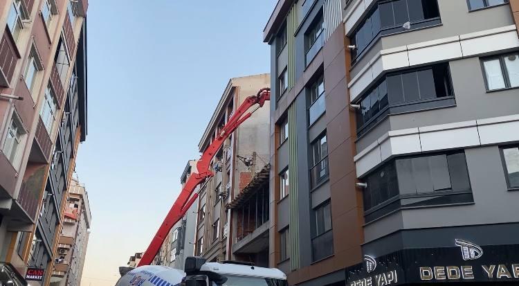 Zeytinburnu'nda korku dolu anlar! İnşaatta beton döküldüğü anda yan binanın duvarı çöktü; 2 gözaltı