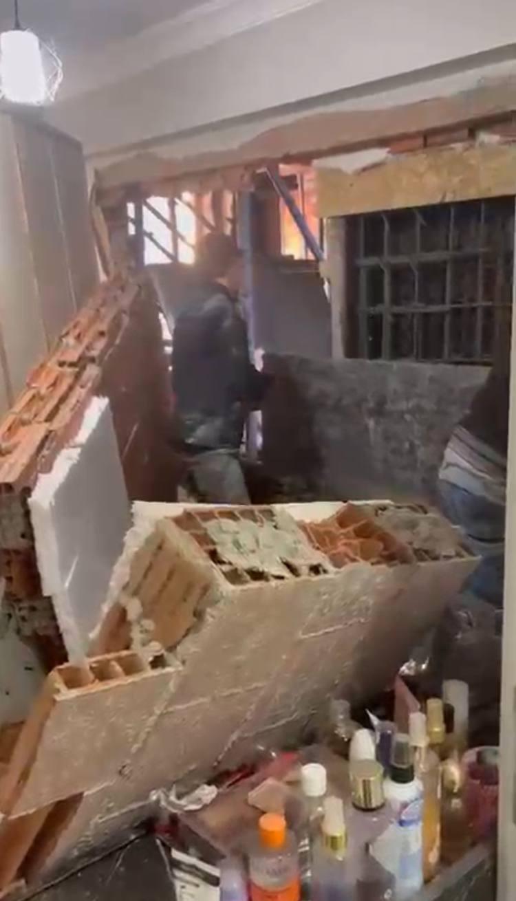 Zeytinburnu'nda korku dolu anlar! İnşaatta beton döküldüğü anda yan binanın duvarı çöktü; 2 gözaltı