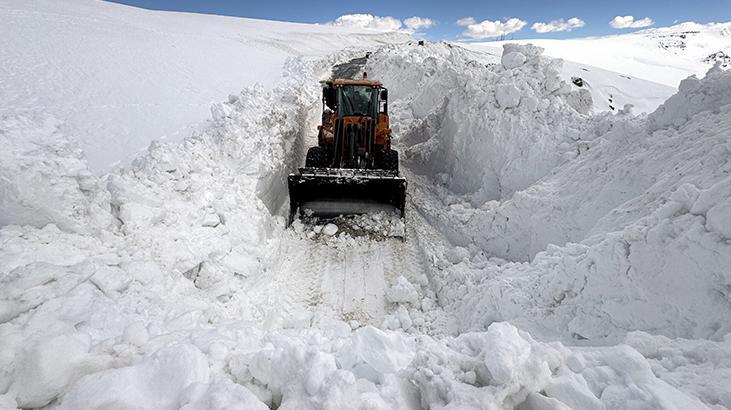 4 aydır kar nedeniyle kapalı olan Ardahan-Ardanuç kara yolu ulaşıma açıldı