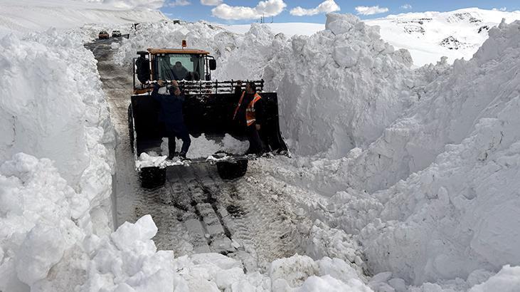 4 aydır kar nedeniyle kapalı olan Ardahan-Ardanuç kara yolu ulaşıma açıldı