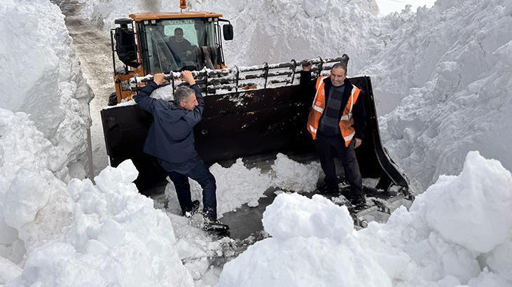 4 aydır kar nedeniyle kapalı olan Ardahan-Ardanuç kara yolu ulaşıma açıldı