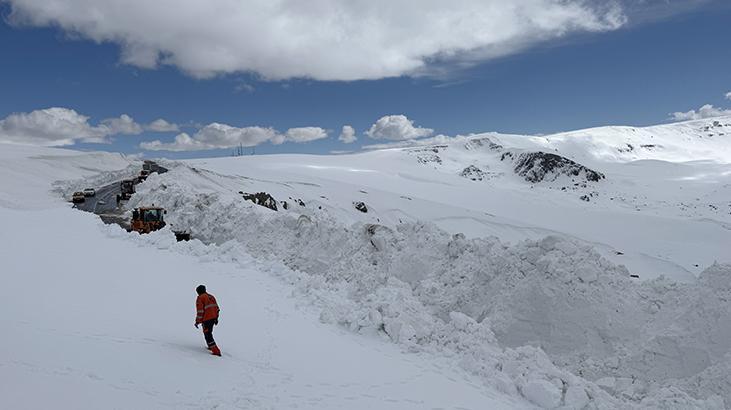 4 aydır kar nedeniyle kapalı olan Ardahan-Ardanuç kara yolu ulaşıma açıldı