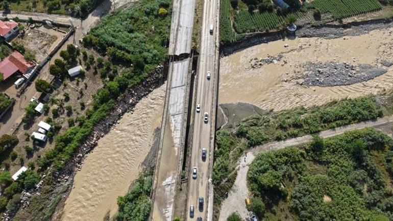 Bir kent gece felaketi yaşadı! Hatay'da sağanak sele dönüştü: Yollar çöktü, araçlar sahile sürüklendi... Ölü ve yaralılar var