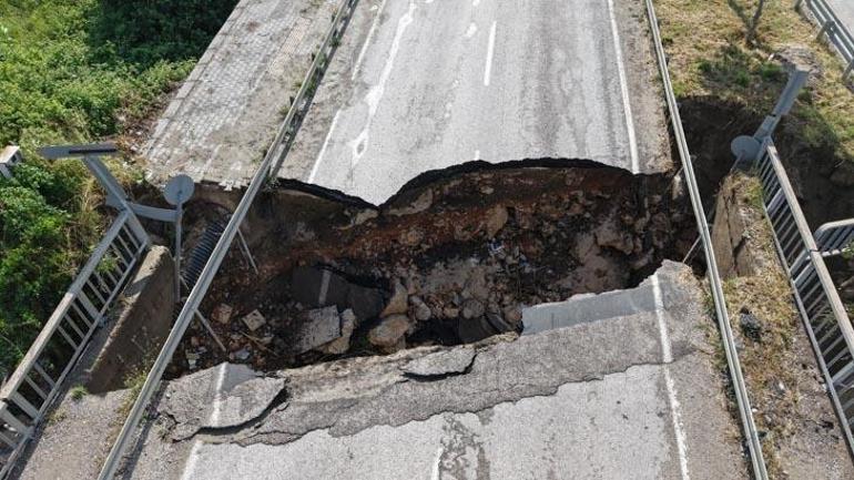 Bir kent gece felaketi yaşadı! Hatay'da sağanak sele dönüştü: Yollar çöktü, araçlar sahile sürüklendi... Ölü ve yaralılar var