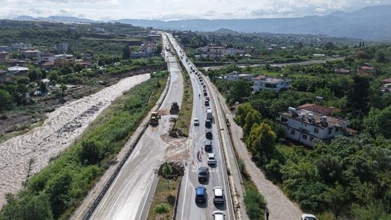 Bir kent gece felaketi yaşadı! Hatay'da sağanak sele dönüştü: Yollar çöktü, araçlar sahile sürüklendi... Ölü ve yaralılar var