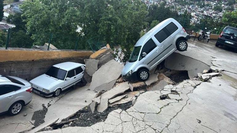 Bir kent gece felaketi yaşadı! Hatay'da sağanak sele dönüştü: Yollar çöktü, araçlar sahile sürüklendi... Ölü ve yaralılar var