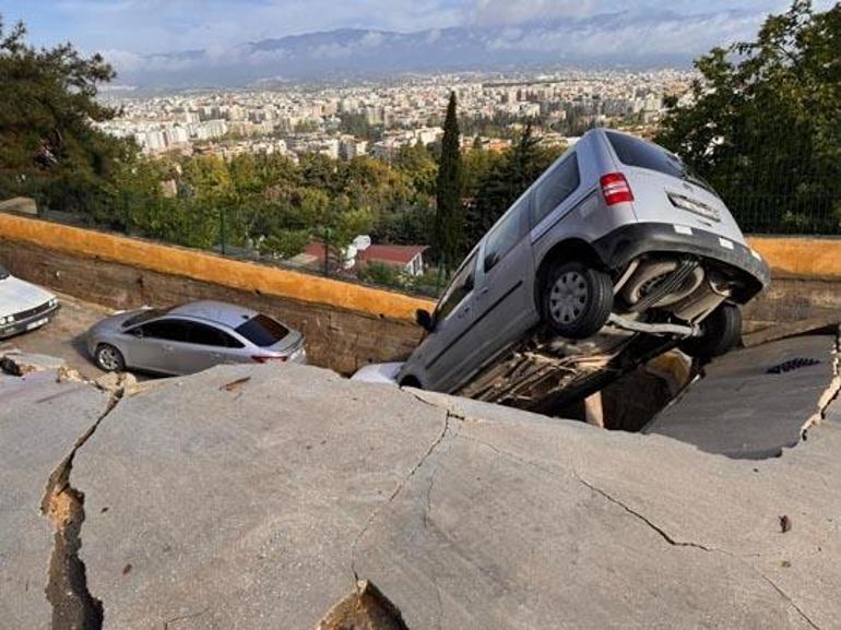 Bir kent gece felaketi yaşadı! Hatay'da sağanak sele dönüştü: Yollar çöktü, araçlar sahile sürüklendi... Ölü ve yaralılar var