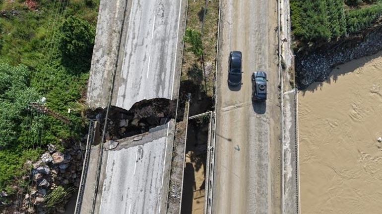 Bir kent gece felaketi yaşadı! Hatay'da sağanak sele dönüştü: Yollar çöktü, araçlar sahile sürüklendi... Ölü ve yaralılar var