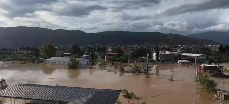 Bir kent gece felaketi yaşadı! Hatay'da sağanak sele dönüştü: Yollar çöktü, araçlar sahile sürüklendi... Ölü ve yaralılar var