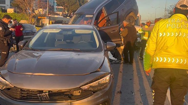 Kartal'da 4 araç birbirine girdi! Zincirleme kazada 5 kişi yaralandı