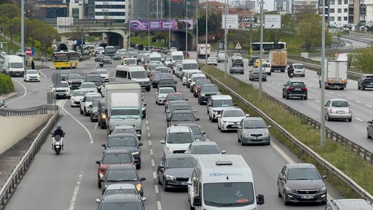 Haftanın ilk gününde İstanbul’da trafik kilitlendi! Yoğunluk yüzde 80’e dayandı