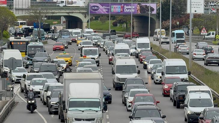 Haftanın ilk gününde İstanbul’da trafik kilitlendi! Yoğunluk yüzde 80’e dayandı