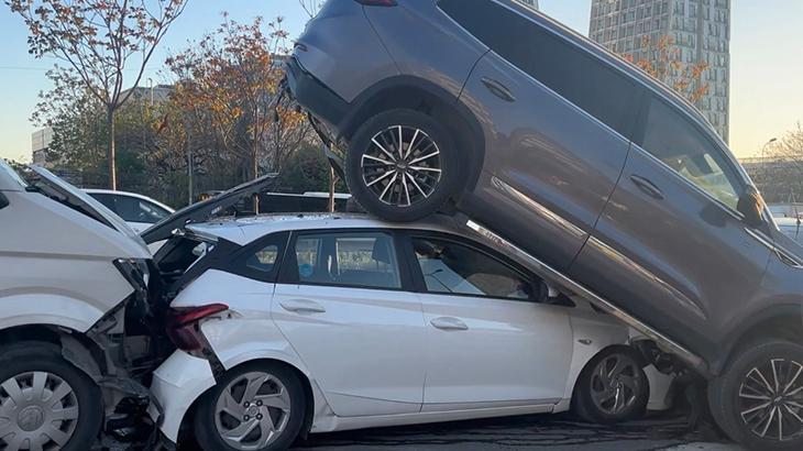 Kartal’da 4 araç birbirine girdi! Zincirleme kazada 5 kişi yaralandı