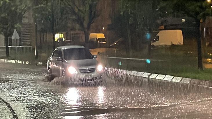 Meteoroloji uyarmıştı! Kayseri’de sağanak yağış! Yollar göle döndü