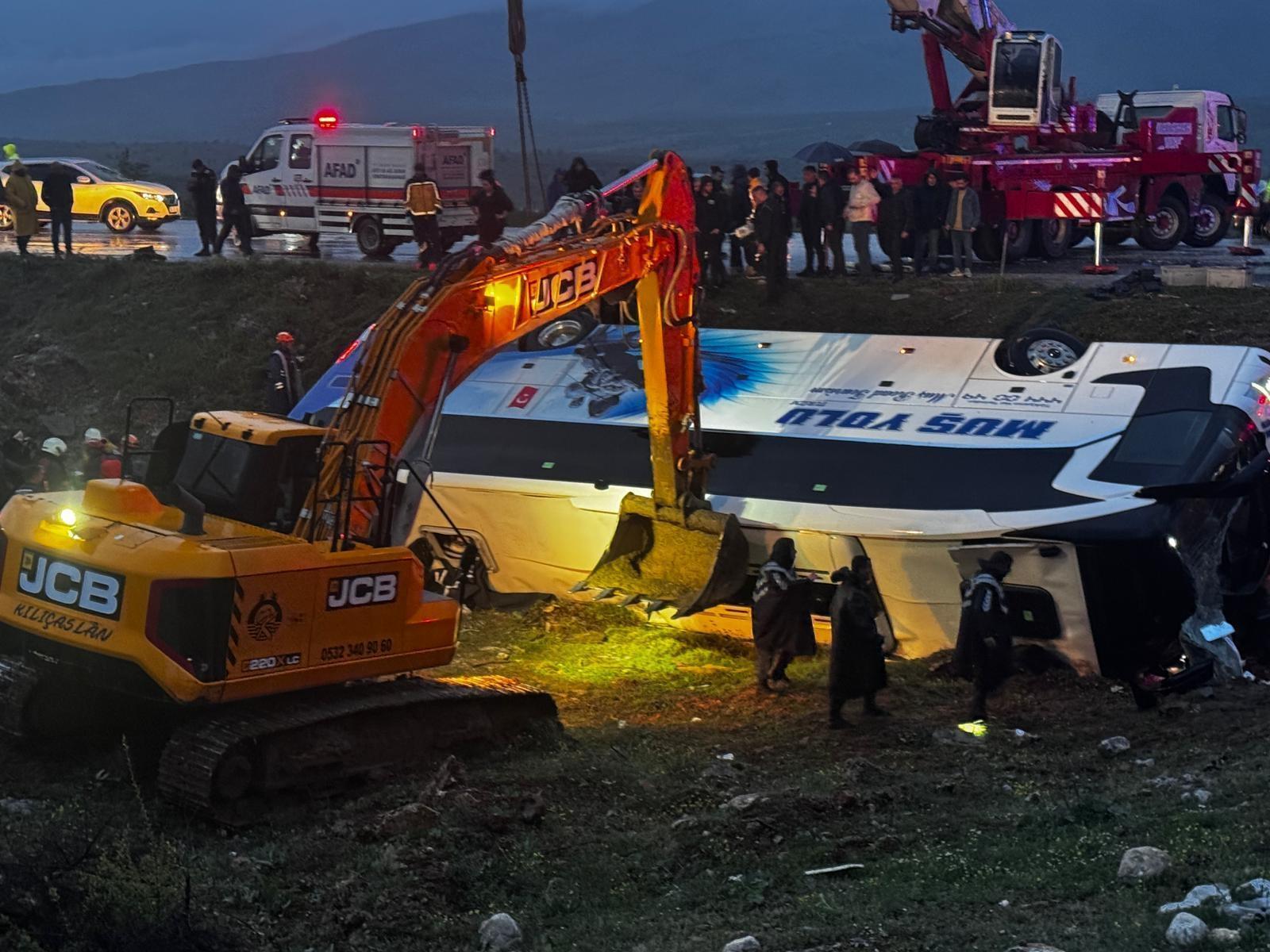 SON DAKİKA | Malatya-Adıyaman yolunda yolcu otobüsü devrildi: 3 ölü, 22 yaralı