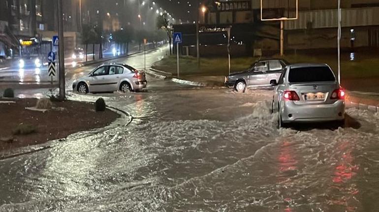 Meteoroloji uyarmıştı! Kayseri'de sağanak yağış! Yollar göle döndü
