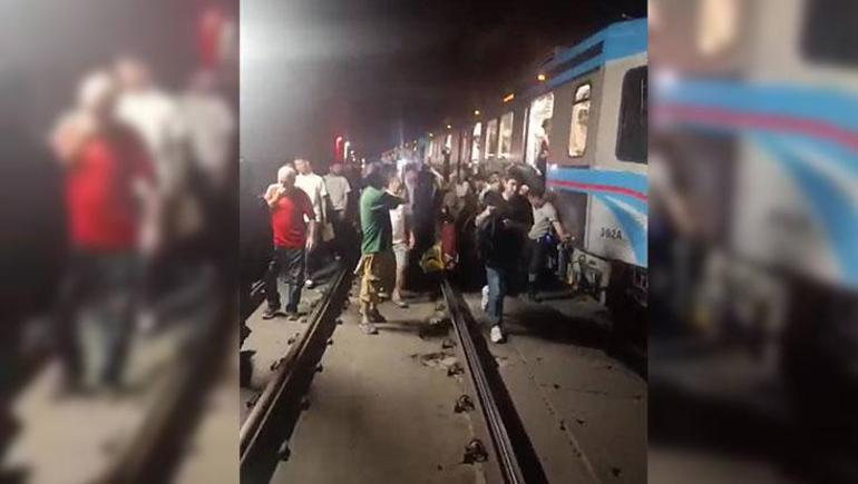 İstanbul'da tramvay hattında korkutan trafo yangını! Yolcular raylara indi