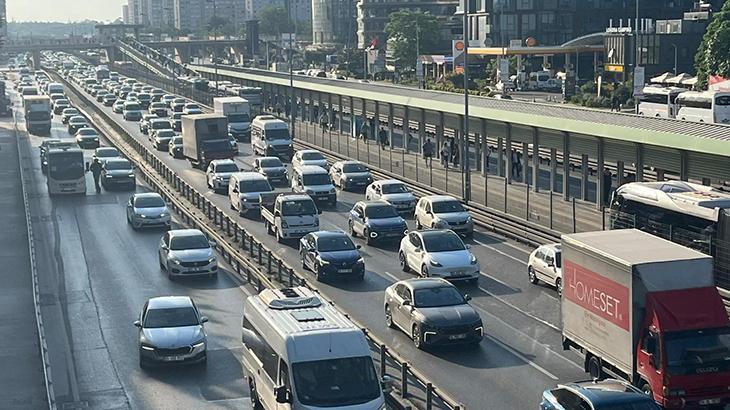 İstanbul’da bayram tatilinin ardından ilk iş gününde trafik yoğunluğu