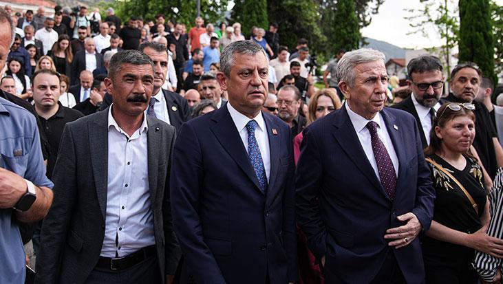 Özgür Özel ve Mansur Yavaş, Ferdi Zeyrek’in mevlit programına katıldı