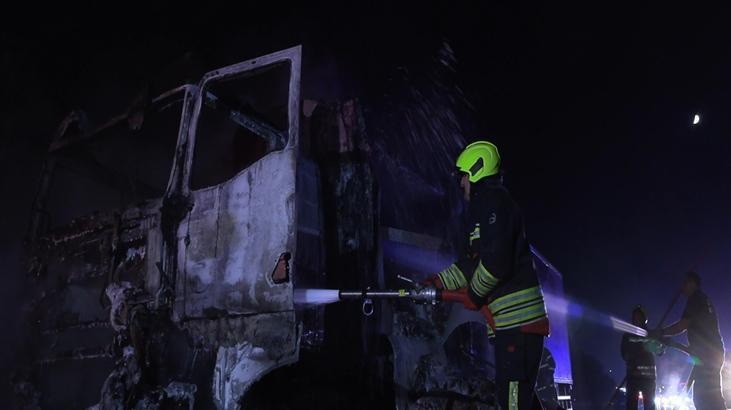 Bolu'da tavuk eti yüklü TIR, alev alev yandı