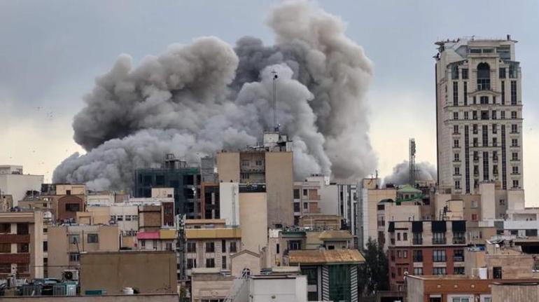 Orta Doğu diken üstünde! İran'dan misilleme füzeleri peş peşe ateşleniyor: ABD'nin F-35 hangarları vuruldu