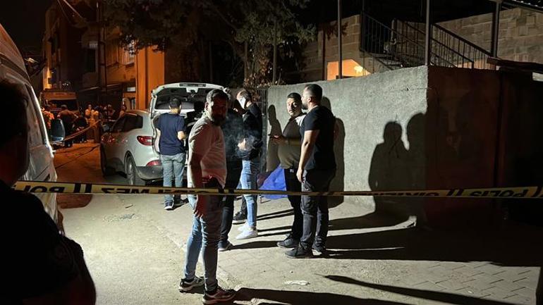 Adana'dan kan donduran kardeş cinayeti! Biri bıçağa diğeri silaha sarıldı