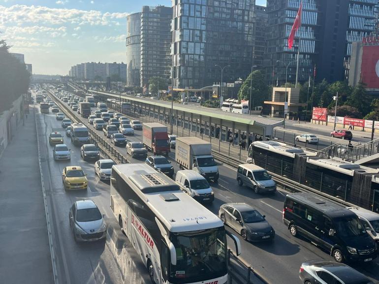 İstanbul'da bayram tatilinin ardından ilk iş gününde trafik yoğunluğu