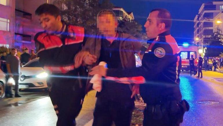 Kızını rahatsız eden gencin kulağını kesip boğazına bıçak dayadı! Polisin çıplak elle müdahalesi büyük faciayı önledi