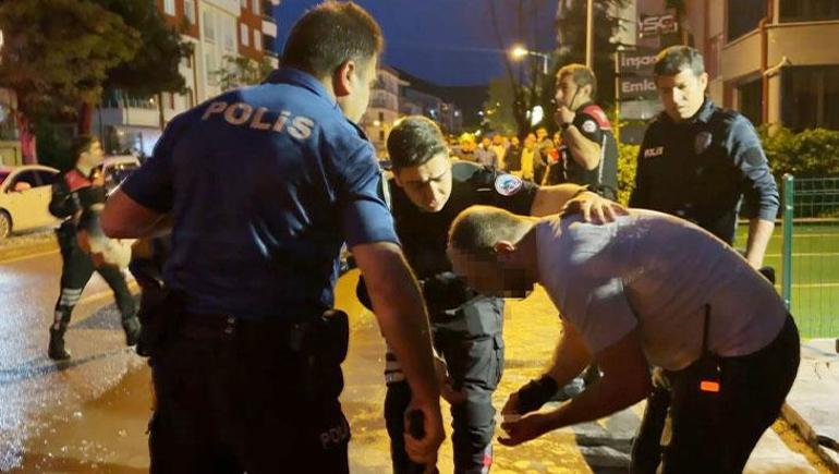 Kızını rahatsız eden gencin kulağını kesip boğazına bıçak dayadı! Polisin çıplak elle müdahalesi büyük faciayı önledi