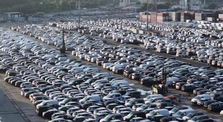 Haydarpaşa'da binlerce sıfır otomobil