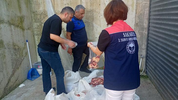 Sakarya’da ele geçirilen 5,5 ton etiketsiz et ürünü imha edildi