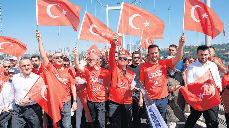 15 Temmuz demokrasi ve şehitleri anma yürüyüşü: Aynı köprüde aynı ruhla