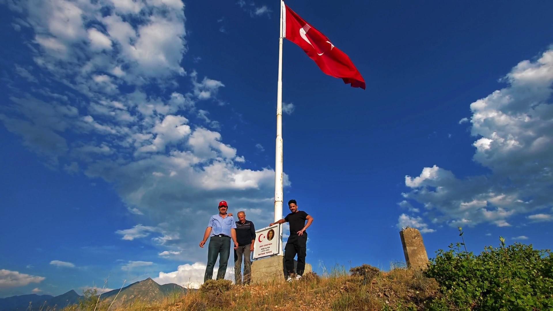 Erzurum’da duygulandıran vefa! Şehit öğretmen Neşe Alten için 1215 rakımlı tepeye dev Türk bayrağı dikildi