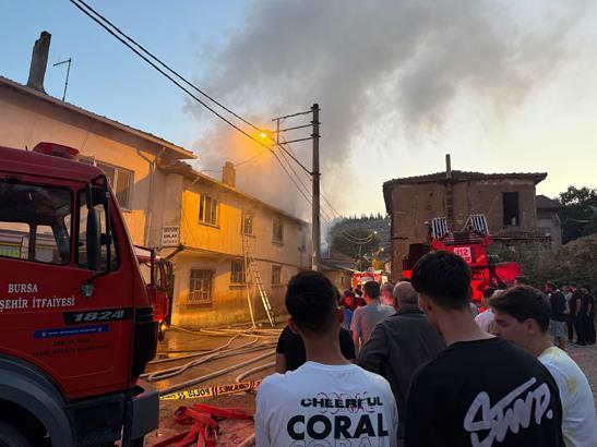 Bursa’da 2 katlı evi alevler sardı! 30 yaşındaki gençten acı haber