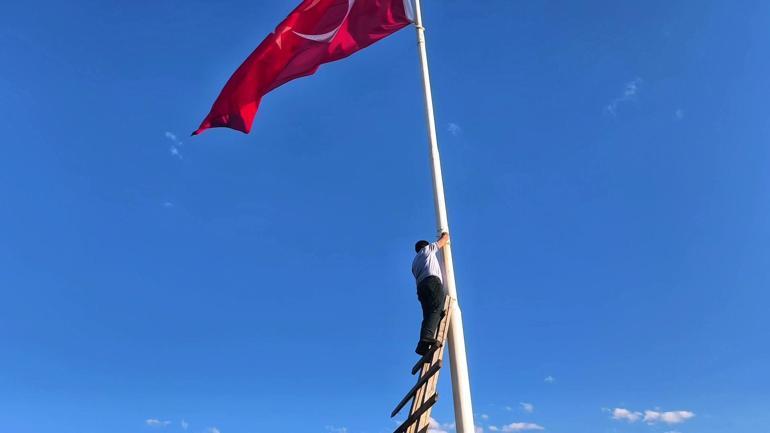 Erzurum'da duygulandıran vefa! Şehit öğretmen Neşe Alten için 1215 rakımlı tepeye dev Türk bayrağı dikildi