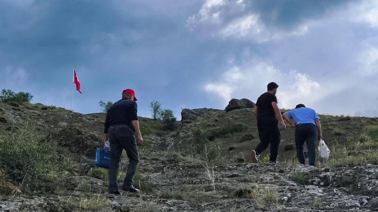 Erzurum'da duygulandıran vefa! Şehit öğretmen Neşe Alten için 1215 rakımlı tepeye dev Türk bayrağı dikildi