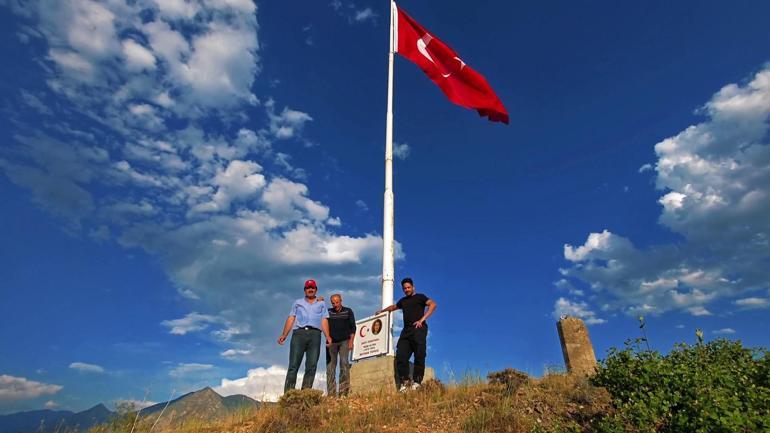 Erzurum'da duygulandıran vefa! Şehit öğretmen Neşe Alten için 1215 rakımlı tepeye dev Türk bayrağı dikildi