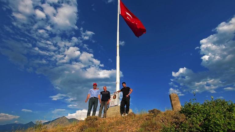 Erzurum'da duygulandıran vefa! Şehit öğretmen Neşe Alten için 1215 rakımlı tepeye dev Türk bayrağı dikildi