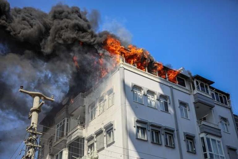 Ölümle burun buruna! Alevlerden kaçmak için pencereden aşağı sarktılar