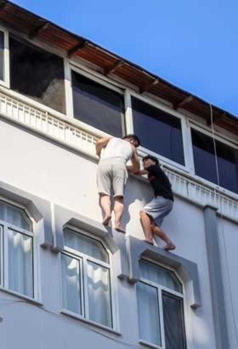 Ölümle burun buruna! Alevlerden kaçmak için pencereden aşağı sarktılar