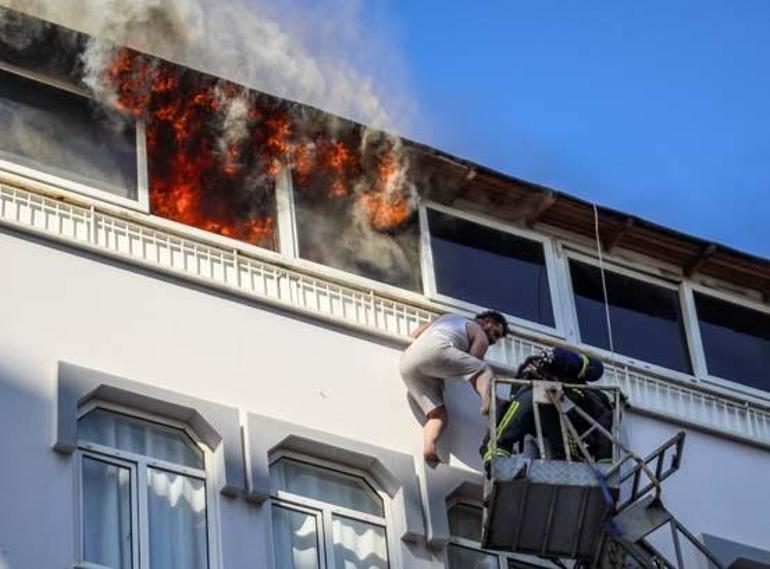 Ölümle burun buruna! Alevlerden kaçmak için pencereden aşağı sarktılar