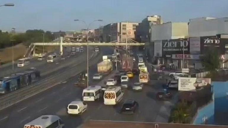 Son dakika... Küçükçekmece'de otomobil, İETT otobüsüne çarptı! 3 kişi hayatını kaybetti