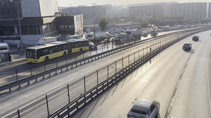 Küçükçekmece’de otomobil, İETT otobüsüne çarptı! 3 kişi hayatını kaybetti