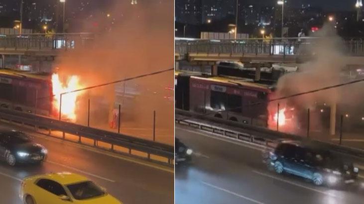 Kağıthane’de faciadan dönüldü! Seyir halindeki metrobüs alev aldı; yolcular tahliye edildi