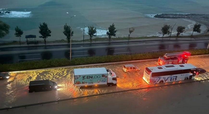 Korkutan görüntü! Karadeniz sahil yolu sular altında kaldı