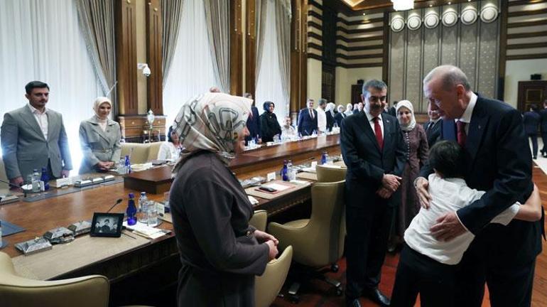 Cumhurbaşkanı Erdoğan, okul saldırısında hayatını kaybeden öğrencilerin aileleriyle görüştü