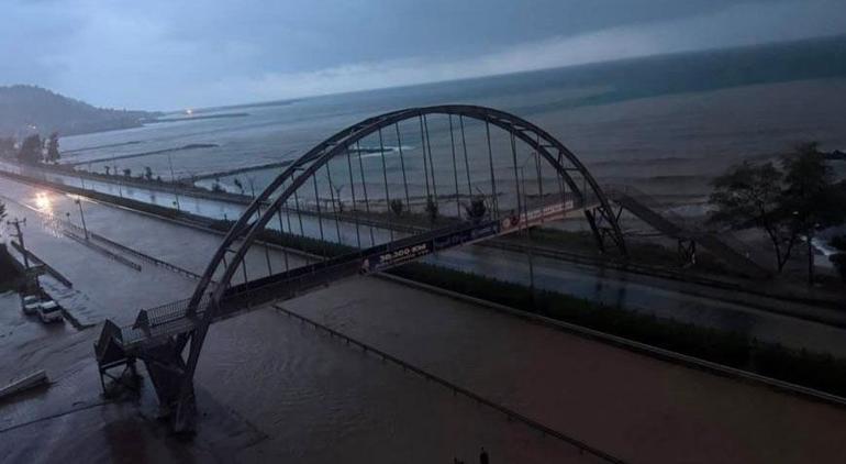 Korkutan görüntü! Karadeniz sahil yolu sular altında kaldı