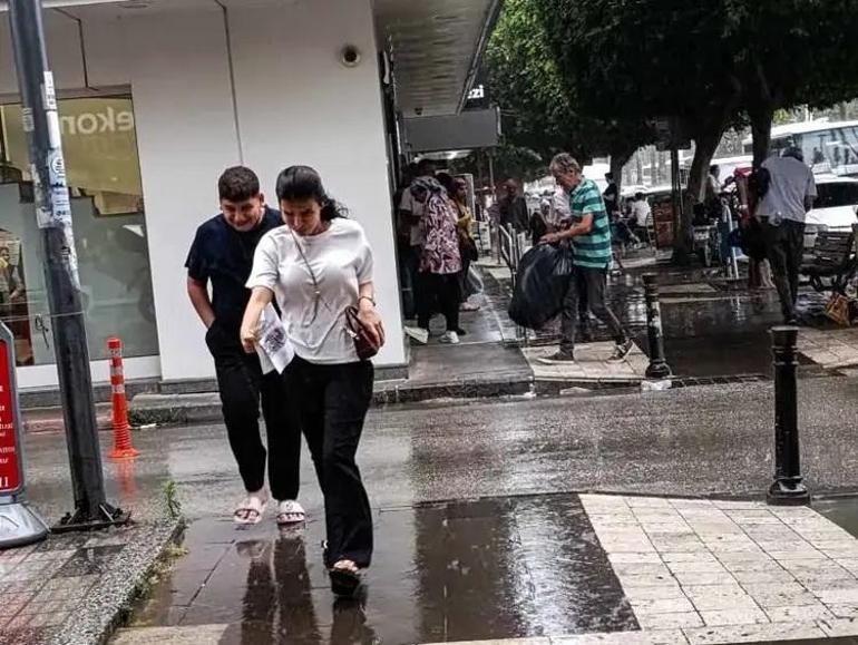 İstanbul'a kuvvetli yağış ve fırtına bir anda bastırdı! AKOM saat vermişti
