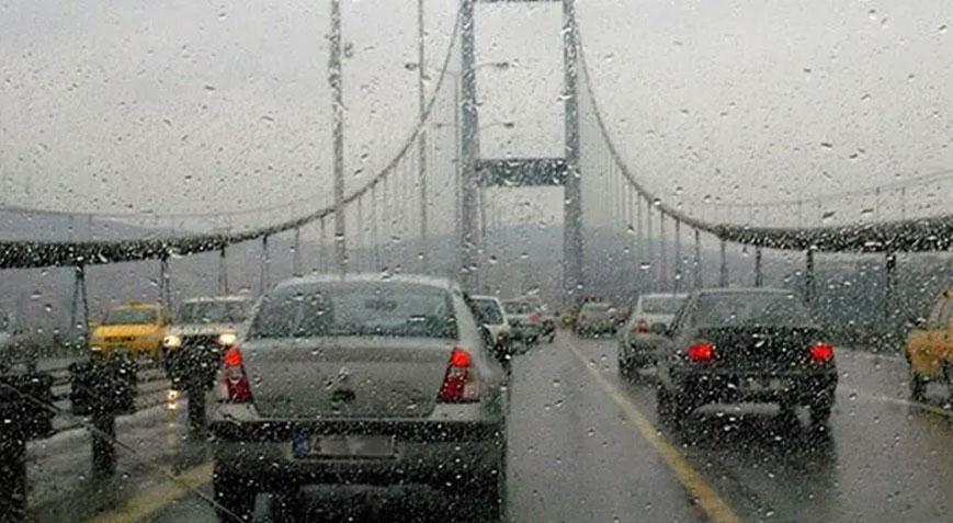 İstanbul’da yağış başladı: Trafik yoğunluğu yüzde 83’ü gördü