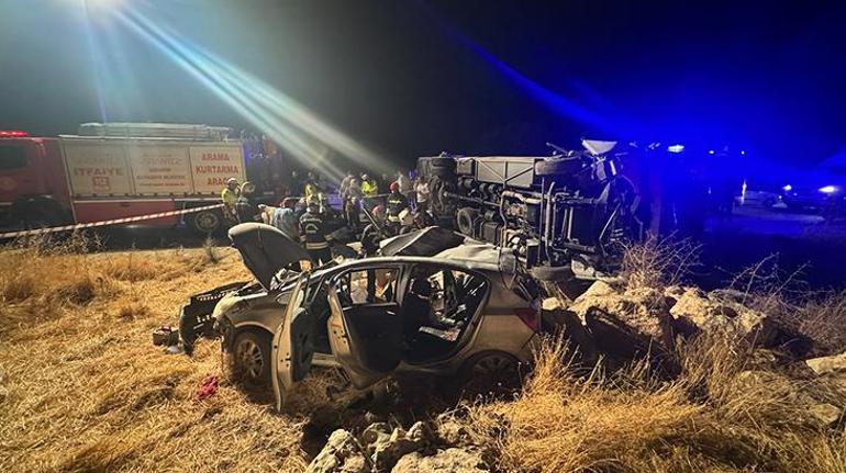 Gaziantep'te feci kaza! Yolcu otobüsü ile otomobil çarpıştı; 7 ölü, 16 yaralı